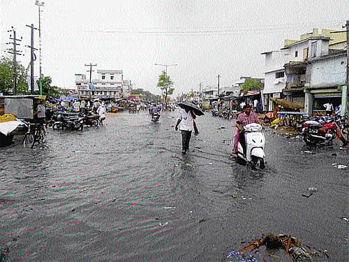 ಸಿಂಧನೂರಿನಲ್ಲಿ ಶುಕ್ರವಾರ ಸಂಜೆ ಸುರಿದ ವ್ಯಾಪಕವಾದ ಮಳೆಯಿಂದಾಗಿ ಚರಂಡಿ ನೀರು ಮುಖ್ಯರಸ್ತೆಗೆ ಹರಿದು ಸಂಚಾರಕ್ಕೆ ಅಡಚಣೆಯಾಗಿರುವುದು