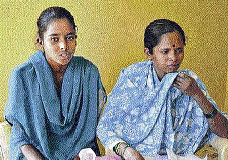 ಎರಡೂ ಕಿಡ್ನಿ ವೈಫಲ್ಯಕ್ಕೆ ಒಳಗಾಗಿರುವ ವಿದ್ಯಾರ್ಥಿನಿ ಸೌಂದರ್ಯ ಮತ್ತು ಆಕೆಯ ತಾಯಿ ನಾಗಮ್ಮ