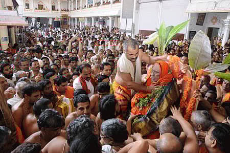 ಮಂತ್ರಾಲಯ ರಾಘವೇಂದ್ರಸ್ವಾಮಿ ಮಠದ ಆವರಣದಲ್ಲಿ ಶುಕ್ರವಾರ ಪೀಠಾಧಿಪತಿ ಸುಯತೀಂದ್ರತೀರ್ಥ ಸ್ವಾಮೀಜಿ ಅಂತಿಮ ಯಾತ್ರೆಯಲ್ಲಿ ಪಾಲ್ಗೊಂಡ ಭಕ್ತರು