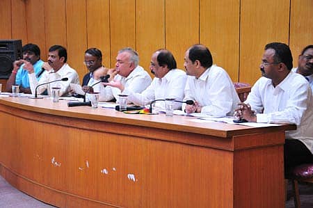 ರಾಜರಾಜೇಶ್ವರಿನಗರ ವಲಯ ವ್ಯಾಪ್ತಿಯ ಕಂದಾಯ ಇಲಾಖೆಯ ಪ್ರಗತಿ ಪರಿಶೀಲನಾ ಸಭೆಯಲ್ಲಿ ಬೆಂಗಳೂರು ನಗರ ಜಿಲ್ಲಾಉಸ್ತುವಾರಿ ಸಚಿವ ರಾಮಲಿಂಗಾರೆಡ್ಡಿ, ಶಾಸಕ ಮುನಿರತ್ನ , ಆಯುಕ್ತ ಲಕ್ಷ್ಮೀನಾರಾಯಣ, ಮೇಯರ್ ಬಿ.ಎಸ್.ಸತ್ಯನಾರಾಯಣ ಭಾಗವಹಿಸಿದ್ದರು