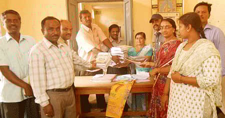 ದೇವನಹಳ್ಳಿ ಕ್ಷೇತ್ರ ಶಿಕ್ಷಣಾಧಿಕಾರಿ ಕಚೇರಿ ಕೊಠಡಿಯೊಂದರಲ್ಲಿ ವಿವಿಧ ಶಾಲೆಗಳ ಶಿಕ್ಷಕರು ಪಠ್ಯ ಪುಸ್ತಕಗಳನ್ನು ಪಡೆದರು