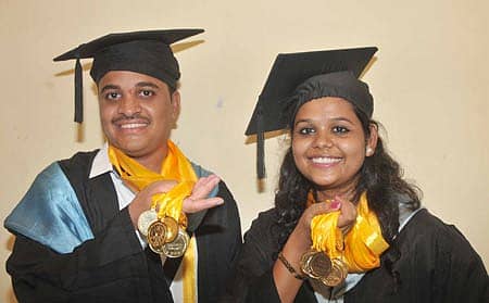 ಧಾರವಾಡದಲ್ಲಿ ಗುರುವಾರ ನಡೆದ ಕೃಷಿ ವಿ.ವಿ.ಯ 27ನೇ ಘಟಿಕೋತ್ಸವದಲ್ಲಿ ಬಿ.ಎಸ್ಸಿ ಅಗ್ರಿಯಲ್ಲಿ 12 ಚಿನ್ನದ ಪದಕ ಪಡೆದ ಸಾಗರದ ಮಲ್ಲಿಕ್ ಹಾಗೂ 10 ಪದಕ ಪಡೆದ ಬಿಹಾರ ಮೂಲದ ನಿಶಾಕುಮಾರಿ ಅವರು ಚಿನ್ನದ ಪದಕಗಳನ್ನು ಪ್ರದರ್ಶಿಸಿದರು –ಪ್ರಜಾವಾಣಿ ಚಿತ್ರ