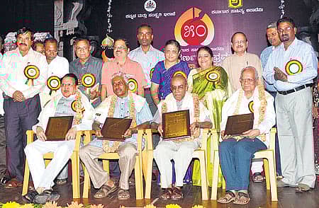 ಕರ್ನಾಟಕ ಸಾಹಿತ್ಯ ಅಕಾಡೆಮಿ ಪೂರ್ವಾಧ್ಯಕ್ಷರಾದ ಕೆ.ಎಚ್.ಶ್ರೀನಿವಾಸ್, ಡಾ.ಗಿರಡ್ಡಿ ಗೋವಿಂದರಾಜ, ಪ್ರೊ.ಎಂ.ಎಚ್.ಕೃಷ್ಣಯ್ಯ, ಡಾ.ಗುರುಲಿಂಗ ಕಾಪಸೆ ಅವರನ್ನು ಶಿವಮೊಗ್ಗದ ಕುವೆಂಪು ರಂಗಮಂದಿರದಲ್ಲಿ ಭಾನುವಾರ ನಡೆದ ಅಕಾಡೆಮಿ ‘ಸುವರ್ಣ ಸಂಭ್ರಮ’ ಕಾರ್ಯಕ್ರಮದಲ್ಲಿ ಸನ್ಮಾನಿಸಲಾಯಿತು. ಪ್ರೊ.ಮಾಲತಿ ಪಟ್ಟಣಶೆಟ್ಟಿ, ಡಾ.ಕೆ.ವಿ.ನಾರಾಯಣ, ಡಾ.ಕೆ.ವೈ.ನಾರಾಯಣ ಸ್ವಾಮಿ, ಡಾ.ಕುಂಸಿ ಉಮೇಶ್ ಚಿತ್ರದಲ್ಲಿದ್ದಾರೆ