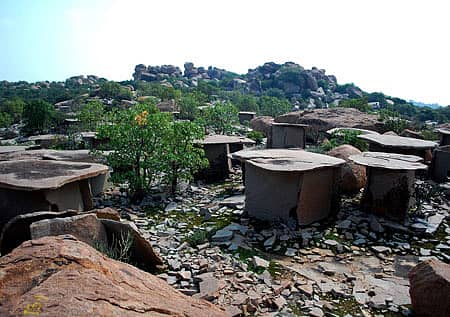 ಕೊಪ್ಪಳ ಜಿಲ್ಲೆ ಗಂಗಾವತಿ ತಾಲ್ಲೂಕಿನ ಹಿರೇಬೆಣಕಲ್‌ ಗುಡ್ಡದಲ್ಲಿರುವ ಮಹಾಶಿಲಾಯುಗದ ಗೋರಿಗಳು.