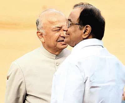 ಕೇಂದ್ರ ಗೃಹ ಸಚಿವ ಸುಶೀಲಕುಮಾರ ಶಿಂಧೆ ಹಾಗೂ ಹಣಕಾಸು ಸಚಿವ ಪಿ.ಚಿದಂಬರಂ