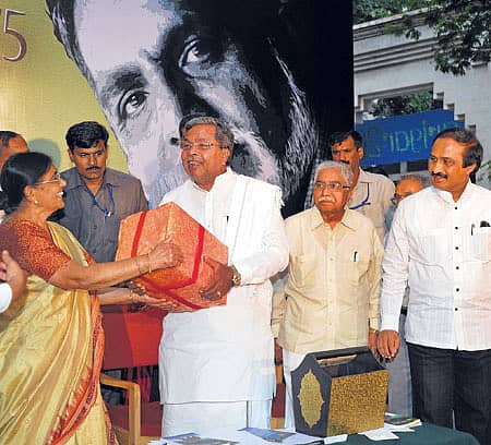 ಬೆಂಗಳೂರಿನಲ್ಲಿ ಭಾನುವಾರ ನಡೆದ `ಕೆ.ಪಿ.ಪೂರ್ಣಚಂದ್ರ ತೇಜಸ್ವಿ-75' ಕಾರ್ಯಕ್ರಮದಲ್ಲಿ ತೇಜಸ್ವಿ ಅವರ ಪತ್ನಿ ರಾಜೇಶ್ವರಿ ಅವರು ತೇಜಸ್ವಿ ಅವರ ಸಮಗ್ರ ಕೃತಿ ಸಂಪುಟವನ್ನು ಮುಖ್ಯಮಂತ್ರಿ ಸಿದ್ದರಾಮಯ್ಯ ಅವರಿಗೆ ನೀಡಿದರು. ಹಿರಿಯ ಸಾಹಿತಿ ಡಾ.ಚಂದ್ರಶೇಖರ ಕಂಬಾರ, ಚಿತ್ರಕಲಾ ಪರಿಷತ್ ಅಧ್ಯಕ್ಷ ಬಿ.ಎಲ್.ಶಂಕರ್ ಚಿತ್ರದಲ್ಲಿದ್ದಾರೆ