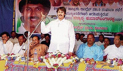 ಶಿಕಾರಿಪುರದ ಜೈನ ಮಂದಿರದಲ್ಲಿ ಸೋಮವಾರ ತಾಲ್ಲೂಕು ಕಾಂಗ್ರೆಸ್‌ ಸಮಿತಿ ಆಯೋಜಿಸಿದ್ದ ಸಂಘಟನಾ ಸಭೆಯಲ್ಲಿ ಮಾಜಿ ಸಚಿವ ಕುಮಾರ್‌ ಬಂಗಾರಪ್ಪ  ಮಾತನಾಡಿದರು.