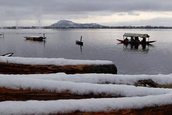 ಜಮ್ಮು ಮತ್ತು ಕಾಶ್ಮೀರದ ರಾಜಧಾನಿ  ಶ್ರೀನಗರದ ದಾಲ್‌ ಸರೋವರದಲ್ಲಿ ಬೀಳುತ್ತಿರುವ ಮಂಜನ್ನು ಲೆಕ್ಕಿಸದೇ ಪ್ರವಾಸಿಗರು ದೋಣಿಗಳಲ್ಲಿ ವಿಹರಿಸುತ್ತಿದ್ದಾರೆ. (ಪಿಟಿಐ ಚಿತ್ರ)