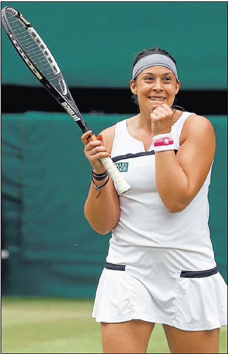 ವಿಂಬಲ್ಡನ್ ಗ್ರ್ಯಾನ್ಸ್ಲಾಮ್ ಟೆನಿಸ್ ಟೂರ್ನಿಯ ಮಹಿಳೆಯರ ಸಿಂಗಲ್ಸ್ ವಿಭಾಗದ ಸೆಮಿಫೈನಲ್ನಲ್ಲಿ ಕರ್ಸ್ಟನ್ ಫ್ಲಿಪ್ಕೆನ್ಸ್ ಅವರನ್ನು ಮಣಿಸಿ ಫೈನಲ್ ಪ್ರವೇಶಿಸಿದ ಫ್ರಾನ್ಸ್ನ ಮರಿಯನ್ ಬಾರ್ತೋಲಿ ಸಂಭ್ರಮಿಸಿದ ಕ್ಷಣ -ರಾಯಿಟರ್ಸ್ ಚಿತ್ರ