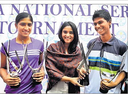 ಬೆಂಗಳೂರಿನಲ್ಲಿ ಭಾನುವಾರ ಮುಕ್ತಾಯವಾದ ಎಐಟಿಎ ರಾಷ್ಟ್ರೀಯ ಟೆನಿಸ್ ಸರಣಿಯ ಸಿಂಗಲ್ಸ್ನಲ್ಲಿ ಪ್ರಶಸ್ತಿ ಗೆದ್ದ ಬಿ.ಆರ್. ನಿಕ್ಷೇಪ್ (ಬಲ), ಅಭಿನಿಕಾ ಅವರಿಗೆ ಸಂಸದೆ ರಮ್ಯಾ ಪ್ರಶಸ್ತಿ ಪ್ರದಾನ ಮಾಡಿದರು –ಪ್ರಜಾವಾಣಿ ಚಿತ್ರ