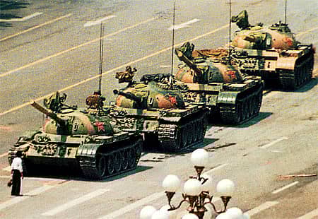 ಟಿಯಾನನ್‌ಮೆನ್‌ ಚೌಕದಲ್ಲಿ ಪ್ರಜಾಸತ್ತೆ ಪರ ವಿದ್ಯಾರ್ಥಿಗಳು ನಡೆಸುತ್ತಿದ್ದ ಚಳವಳಿ ದಮನಿಸಲು ಸೇನಾ ಟ್ಯಾಂಕ್‌ಗಳಲ್ಲಿ ಸೈನಿಕರು ಬಂದಾಗ ಅವುಗಳನ್ನು ಎದುರಿಸಿ ನಿಂತ ಪ್ರತಿಭಟನಾಕಾರ 	(ಎಪಿ ಚಿತ್ರ)