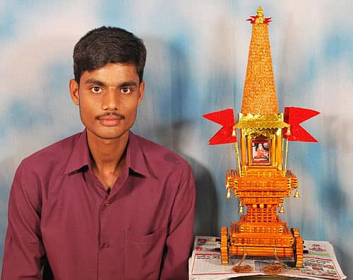 ಜೋಳದ ಕಡ್ಡಿಯಿಂದ ನಿರ್ಮಿಸಿದ ರಥದೊಂದಿಗೆ ಕಲಾವಿದ ಮಹೇಂದ್ರಕುಮಾರ್.