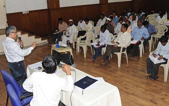 ನಗರದ ಕೆಎಎಸ್ ಅಧಿಕಾರಿಗಳ ಸಂಘದಲ್ಲಿ ಬುಧವಾರ ನಡೆದ ‘ಅಂಗವಿಕಲರ ಪುನರ್ವಸತಿ ಯೋಜನೆಗಳ ಕುರಿತಾಗಿ ಅರಿವು ಮೂಡಿಸುವ ತರಬೇತಿ ಕಾರ್ಯಾಗಾರ’ ಸೇಂಟ್ ಜಾನ್ಸ್ ಆಸ್ಪತ್ರೆಯ ವೈದ್ಯರಾದ ಧೀರಜ್ ಮತ್ತು ಕುರಿಯನ್ ಅವರು ಅಧಿಕಾರಿಗಳೊಂದಿಗೆ ಸಂವಾದ ನಡೆಸಿದರು – ಪ್ರಜಾವಾಣಿ ಚಿತ್ರ