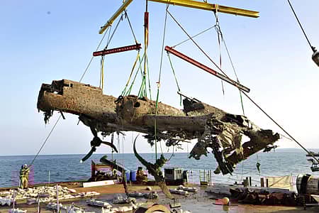 70 ವರ್ಷಗಳಿಂದ ಇಂಗ್ಲೆಂಡ್ ಸಾಗರ ತಳದಲ್ಲಿ ಹೂತು ಹೋಗಿದ್ದ ಡೋನ್ರಿಯರ್ 17 ಎಂಬ ಜರ್ಮನಿಯ ಬಾಂಬರ್ ಯುದ್ಧ ವಿಮಾನದ ಅವಶೇಷಗಳನ್ನು ಹಡಗು ರಕ್ಷಣಾ ಸಿಬ್ಬಂದಿ ಇತ್ತೀಚೆಗೆ ಹೊರತೆಗೆದರು. ಎರಡನೇ ಮಹಾಯುದ್ಧದ ಸಂದರ್ಭದಲ್ಲಿ ಬ್ರಿಟನ್ ಸೇನೆ ಈ ಯುದ್ಧ ವಿಮಾನವನ್ನು ಹೊಡೆದುರುಳಿಸಿತ್ತು. ರಾಯಲ್ ಏರ್ ಫೋರ್ಸ್ ಮ್ಯೂಸಿಯಂ ದಾನಿಗಳಿಂದ ಹಣ ಸಂಗ್ರಹಿಸಿ ವಿಮಾನವನ್ನು ಹೊರತೆಗೆಸಿದೆ - ರಾಯಿಟರ್ಸ್ ಚಿತ್ರ