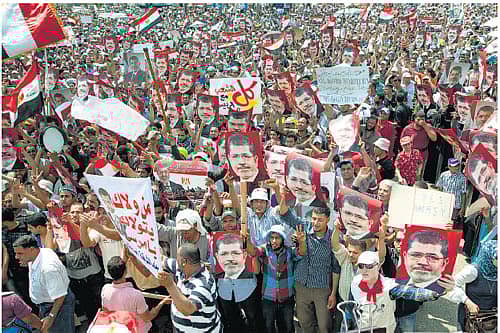 ಮೊರ್ಸಿ ಪದಚ್ಯುತಿ ಹಿನ್ನೆಲೆಯಲ್ಲಿ ಈಜಿಪ್ಟ್ನಲ್ಲಿ ಮುಸ್ಲಿಂ ಬ್ರದರ್ಹುಡ್ ನಿರಂತರವಾಗಿ ಪ್ರತಿಭಟನೆ ನಡೆಸುತ್ತಿದೆ.