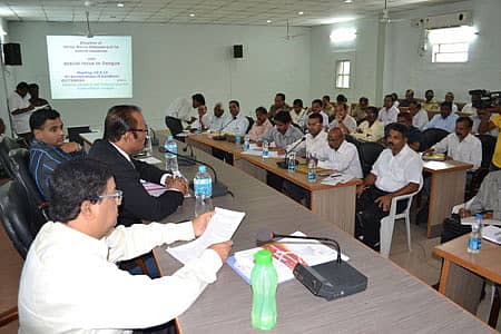 ಯಾದಗಿರಿಯ ಜಿಲ್ಲಾ ಪಂಚಾಯಿತಿ ಸಭಾಂಗಣದಲ್ಲಿ ಸೋಮವಾರ ನಡೆದ ಜಿಲ್ಲಾ ಮಟ್ಟದ ಅಧಿಕಾರಿಗಳ ಸಭೆಯಲ್ಲಿ ಜಿಲ್ಲಾಧಿಕಾರಿ ಎಫ್.ಆರ್. ಜಮಾದಾರ ಮಾತ ನಾಡಿದರು. ಜಿಲ್ಲಾ ಪೊಲೀಸ್ ವರಿಷ್ಠಾಧಿಕಾರಿ ವಂಶಿಕೃಷ್ಣ, ಜಿಲ್ಲಾ ಪಂಚಾಯಿತಿ ಸಿಇಒ ಎಸ್.ಎ. ಜಿಲಾನಿ ಇದ್ದರು