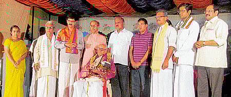 ಪುತ್ತೂರಿನಲ್ಲಿ ಭಾನುವಾರ ಹಿರಿಯ ಮದ್ದಳೆಗಾರ ನೀಲೇಶ್ವರದ ಗೋಪಾಲಕೃಷ್ಣ ಕುರುಪ್ ಅವರಿಗೆ `ಯಕ್ಷಾಂಜನೇಯ’ ಪ್ರಶಸ್ತಿ ಪ್ರದಾನ ಮಾಡಲಾಯಿತು.