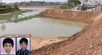 ಕೆ.ಆರ್.ಪುರ ಸಮೀಪದ ದೇವಸಂದ್ರ ಕೆರೆಯಲ್ಲಿ ಬುಧವಾರ ಮಧ್ಯಾಹ್ನ ನೀರಿನಲ್ಲಿ ಮುಳುಗಿ ಸಾವನ್ನಪ್ಪಿದ ದರ್ಶನ್ ಮತ್ತು ವೆಂಕಟೇಶ್ (ಒಳಚಿತ್ರಗಳು) - ಪ್ರಜಾವಾಣಿ ಚಿತ್ರ