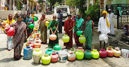 ಇಂಡಿ ತಾಲ್ಲೂಕಿನ ಚವಡಿಹಾಳ ಗ್ರಾಮದಲ್ಲಿ ಮಹಿಳೆಯರು ಕುಡಿಯುವ ನೀರಿಗಾಗಿ ಕಾದು ನಿಂತಿರುವುದು