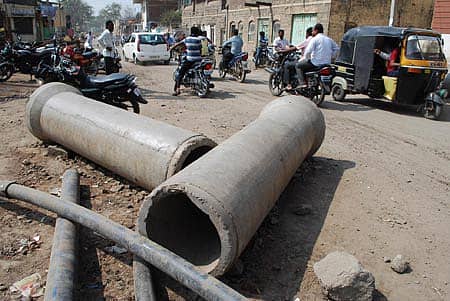 ಬಬಲೇಶ್ವರ ನಾಕಾದಿಂದ ಐತಿಹಾಸಿಕ ಇಬ್ರಾಹಿಂ ರೋಜಾ ಸ್ಮಾರಕಕ್ಕೆ ತೆರಳುವ ರಸ್ತೆ