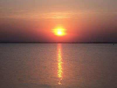 ಕೊಲ್ಹಾರದ ಬಳಿ ಹರಿಯುವ ಕೃಷ್ಣಾ ನದಿ ಸೇತುವೆ ಕೆಳಗೆ ಮುಸ್ಸಂಜೆಯಲ್ಲಿ ಕಂಡು ಬಂದ ಸುಂದರ ಆಕರ್ಷಕ ಸೂರ್ಯಾಸ್ತದ ದೃಶ್ಯಾವಳಿ