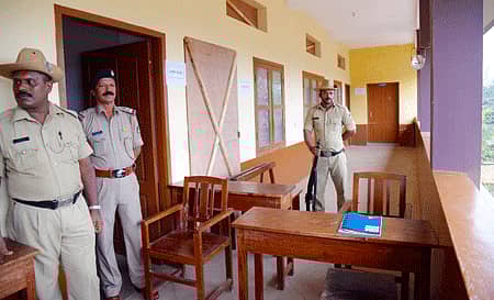 ಮತಪೆಟ್ಟಿಗೆ ಸಂಗ್ರಹಿಸಿರುವ ಉಡುಪಿಯ ಸೇಂಟ್‌ ಸಿಸಿಲೀಸ್ ಆಂಗ್ಲ ಮಾಧ್ಯಮ ಶಾಲೆಗೆ ಪೊಲೀಸ್‌ ಭದ್ರತೆ ಒದಗಿಸಲಾಗಿದೆ.