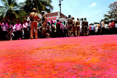 ಗೆಲುವು ಸಾಧಿಸಿದ ಅಭ್ಯರ್ಥಿಗಳು ಗುಲಾಲು ಎರಚಿ ಸಂಭ್ರಮಿಸುವಾಗ ಗುಲಾಲು ರಾಶಿ ರಾಶಿಯಾಗಿ ಬಿದ್ದಿತ್ತು