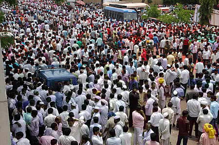 ಮಂಡ್ಯದ ಸರ್ಕಾರಿ ಪದವಿಪೂರ್ವ ಕಾಲೇಜಿನಲ್ಲಿ ಶುಕ್ರವಾರ ನಡೆದ ಮತ ಎಣಿಕೆ ಕೇಂದ್ರದ ಮುಂದೆ ಸೇರಿದ್ದ ಬೆಂಬಲಿಗರು
