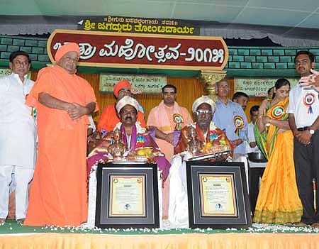 ತೋಂಟದಾರ್ಯ  ಜಾತ್ರಾ ಮಹೋತ್ಸವದ ಮಂಗಲೋತ್ಸವದಲ್ಲಿ ಸಾಹಿತ್ಯ ಅಕಾಡೆಮಿ ಪ್ರಶಸ್ತಿ ಪುರಸ್ಕೃತ  ಜಿ.ಬಿ ಖಾಡೆ, ಡಾ. ಸತ್ಯಾನಂದ ಪಾತ್ರೋಟ ಅವರನ್ನು ಸನ್ಮಾನಿಸಲಾಯಿತು.