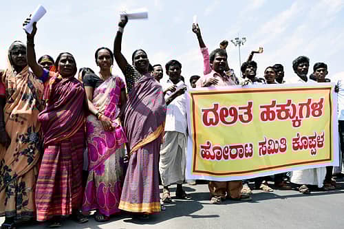ಕೊಪ್ಪಳದಲ್ಲಿ ಶುಕ್ರವಾರ ರಾಜ್ಯ ದೇವದಾಸಿ ಮಹಿಳೆಯರ ಮಕ್ಕಳ ಹೋರಾಟ ಸಮಿತಿಯ ಜಿಲ್ಲಾಘಟಕದ ಕಾರ್ಯಕರ್ತರು ಪ್ರತಿಭಟನೆ ನಡೆಸಿದರು
