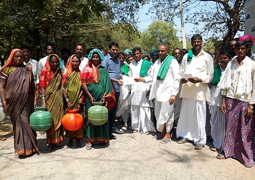 ಲಿಂಗಸುಗೂರು ತಾಲ್ಲೂಕಿನ ಕೃಷ್ಣಾ ನದಿ ಪಾತ್ರದ ಮತ್ತು ಇತರೆ ಗ್ರಾಮಗಳಿಗೆ ಕುಡಿವ ನೀರು ಪೂರೈಸುವಲ್ಲಿ ಜಿಲ್ಲಾಡಳಿತ ವಹಿಸುತ್ತಿರುವ ನಿರ್ಲಕ್ಷ್ಯ ವಿರೋಧಿಸಿ ರೈತರು ಶುಕ್ರವಾರ ಪ್ರತಿಭಟನೆ ನಡೆಸಿದರು