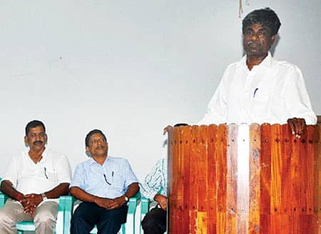 ಮರವಂತೆ ಗ್ರಾಮ ಪಂಚಾಯಿತಿಗೆ ಆಯ್ಕೆಯಾದ ಬಿಜೆಪಿ ಬೆಂಬಲಿತ ಸದಸ್ಯರ ಅಭಿನಂದನಾ ಸಭೆಯಲ್ಲಿ ಕೋಟ ಶ್ರೀನಿವಾಸ ಪೂಜಾರಿ ಮಾತನಾಡಿದರು. ಬಾಬು ಶೆಟ್ಟಿ, ಸದಾಶಿವ ಪಡುವರಿ ಇದ್ದರು. (ಬೈಂದೂರು ಚಿತ್ರ)