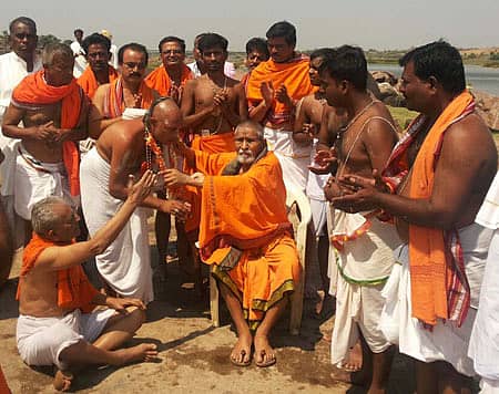 ಸುರಪುರ ತಾಲ್ಲೂಕಿನ ಹುಣಸಿಹೊಳೆ ಗ್ರಾಮದಲ್ಲಿ ತಮ್ಮ ಉತ್ತರಾಧಿಕಾರಿ ವಿದ್ಯಾವಾರಿಧಿ ತೀರ್ಥರಿಗೆ ಕಳೆದ ಮಾರ್ಚ್‌ 28 ರಂದು ಸನ್ಯಾಸ ದೀಕ್ಷೆಗೆ ಅಣಿಗೊಳಿಸುತ್ತಿರುವ ವಿದ್ಯಾಭಾಸ್ಕರತೀರ್ಥರು