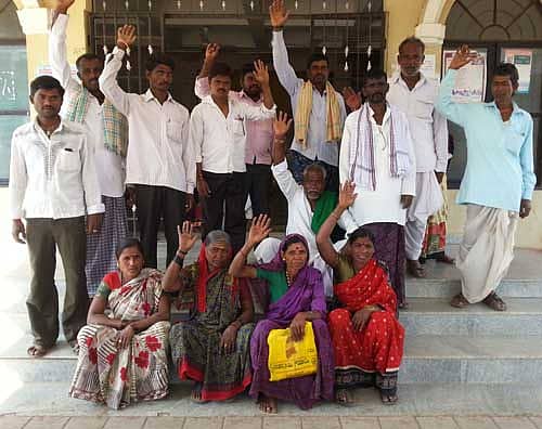 ಆಸರೆ ಮನೆ ಹಂಚಿಕೆ ತಾರತಮ್ಯ ನಿವಾರಣೆಗೆ ಒತ್ತಾಯಿಸಿ ಮಾಳವಾಡ ಗ್ರಾಮಸ್ಥರು ರೋಣ ತಹಶೀಲ್ದಾರ್ ಕಚೇರಿ ಎದುರು ಪ್ರತಿಭಟನೆ ನಡೆಸಿದರು