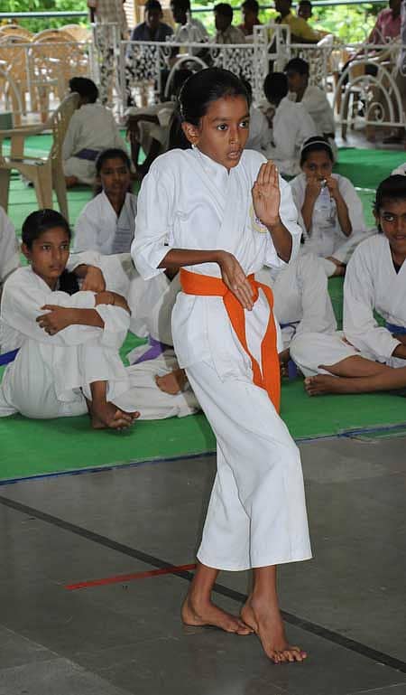 ಗದಗದಲ್ಲಿ ನಡೆಯುತ್ತಿರುವ ಕರಾಟೆ ಚಾಂಪಿಯನ್ಶಿಪ್ನಲ್ಲಿ ಕತಾಜ ಸ್ಪರ್ಧೆಯಲ್ಲಿ ಕ್ರೀಡಾಪಟುಗಳ ನೀಡಿದ ಪ್ರದರ್ಶನ