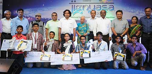 ಹುಬ್ಬಳ್ಳಿಯಲ್ಲಿ ಬುಧವಾರ ಮುಕ್ತಾಯಗೊಂಡ ಅಗಸ್ತ್ಯ ಫೌಂಡೇಷನ್ ಆಶ್ರಯದ ರಾಷ್ಟ್ರಮಟ್ಟದ ವಿಜ್ಞಾನ ಮಾದರಿ ತಯಾರಿಕೆ ಸ್ಪರ್ಧೆ ‘ಜಿಜ್ಞಾಸಾ’ದ ವಿವಿಧ ವಿಭಾಗಗಳಲ್ಲಿ ಮೊದಲ ಬಹುಮಾನ ಗೆದ್ದ ಬಾಲ ವಿಜ್ಞಾನಿಗಳು ಅತಿಥಿಗಳೊಂದಿಗೆ ಸಂಭ್ರಮಪಟ್ಟರು