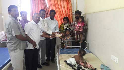 ದಲಿತ ಸಂಘಟನೆಗಳ ಮುಖಂಡರು ಸೋಮವಾರ ಶ್ರೀಶೈಲ ಚಲವಾದಿ ಕುಟುಂಬಕ್ಕೆ ನೆರವು ನೀಡಿದರು