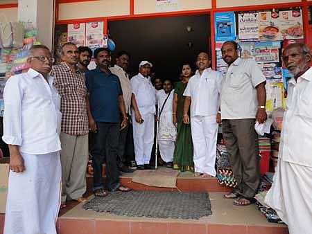 ಬಳ್ಳಾರಿಯಲ್ಲಿ ಭಾನುವಾರ ಲವ್ ಯು ಆಲ್‌ ಟ್ರಸ್ಟ್‌ ವತಿಯಿಂದ ಆರಂಭಿಸಲಾದ ಜನಸ್ನೇಹಿ ಕೇಂದ್ರದ ಎದುರು ಕಾಂಗ್ರೆಸ್‌ ಯುವ ಮುಖಂಡ ಎಚ್‌.ಅರ್ಜುನ್ ನೇತೃತ್ವದಲ್ಲಿ ನೂರಾರು ಮಂದಿ ಜಮಾಯಿಸಿದ್ದರು