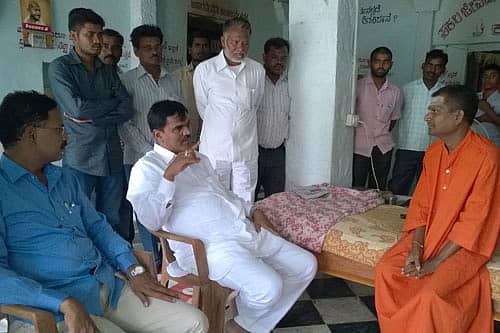 ಕವಿತಾಳದ ಕಲ್ಮಠಕ್ಕೆ ಭಾನುವಾರ ಭೇಟಿ ನೀಡಿದ ಶಾಸಕ ಎ.ಎಸ್.ಪಾಟೀಲ್ ನಡಹಳ್ಳಿ ಅವರು ಬವಸಲಿಂಗ ಸ್ವಾಮೀಜಿ ಜೊತೆ ಚರ್ಚಿಸಿದರು