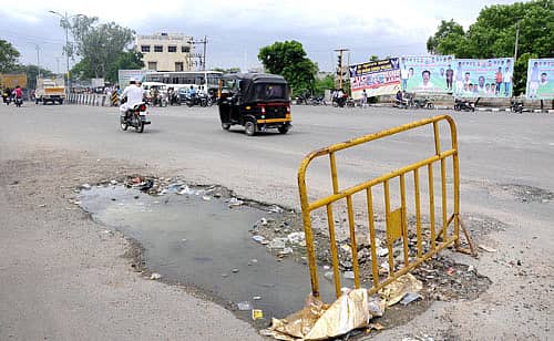 ರಾಯಚೂರಿನ ರೈಲು ನಿಲ್ದಾಣದ ಚತುಷ್ಪಥ ರಸ್ತೆಯಲ್ಲಿ ಗುಂಡಿ ಬಿದ್ದಿರುವುದು