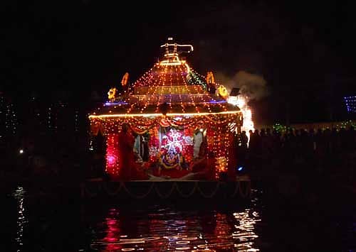 ಹಿರೀಸಾವೆ ಹೋಬಳಿಯ ಕಬ್ಬಳಿಯಲ್ಲಿ ಶುಕ್ರವಾರ ಬೆಳಗಿನ ಜಾವ ಬಸವೇಶ್ವರ ಸ್ವಾಮಿ, ಬಾಲಗಂಗಾಧರನಾಥ ಸ್ವಾಮೀಜಿಯ ಪ್ರತಿಮೆ ಮತ್ತು ಆದಿಚುಂಚನಗಿರಿ ಮಠದ ನಿರ್ಮಲಾನಂದನಾಥ ಸ್ವಾಮೀಜಿಯವರ ತೆಪ್ಪೋತ್ಸವ ಕಾರ್ಯಕ್ರಮ ನಡೆಯಿತು