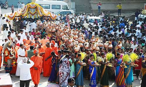 ತುಮಕೂರು ಸಿದ್ದಗಂಗಾ ಮಠದಲ್ಲಿ ಶುಕ್ರವಾರ ಅಟವೀ ಸ್ವಾಮೀಜಿ, ಉದ್ದಾನ ಶಿವಯೋಗಿಗಳ ಪುಣ್ಯಾರಾಧನೆ, ಗುರುಸ್ಮರಣೆ ಕಾರ್ಯಕ್ರಮಕ್ಕೂ ಮುನ್ನ ನಡೆದ ಭಾವಚಿತ್ರ ಮೆರವಣಿಗೆಯಲ್ಲಿ ಕುಂಭ ಹೊತ್ತು ಮಹಿಳೆಯರು ಸಾಗಿದರು.