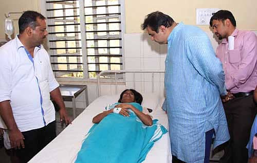 ಉಡುಪಿಯ ಜಿಲ್ಲಾ ಆಸ್ಪತ್ರೆಗೆ ಭೇಟಿ ನೀಡಿದ ಆರೋಗ್ಯ ಸಚಿವ ಯು.ಟಿ. ಖಾದರ್ ಹಾಗೂ ಶಾಸಕ ಪ್ರಮೋದ್ ಮಧ್ವರಾಜ್ ರೋಗಿಯೊಬ್ಬರು ಯೋಗಕ್ಷೇಮ ವಿಚಾರಿಸಿದರು.