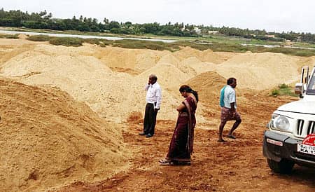 ಮಲೇಬೆನ್ನೂರು ಸಮೀಪದ ಇಂಗಳಗೊಂದಿ ಗ್ರಾಮದ ತುಂಗಭದ್ರಾ ನದಿ ತೀರದಲ್ಲಿ ಕಂದಾಯ, ಪೊಲೀಸ್, ಲೋಕೋಪಯೋಗಿ ಬಂದರು ಹಾಗೂ ಜಲಸಾರಿಗೆ ಇಲಾಖೆ ಅಧಿಕಾರಿಗಳು ಸೋಮವಾರ ತಡರಾತ್ರಿ ದಾಳಿ ನಡೆಸಿ ವಶಪಡಿಸಿಕೊಂಡ 1,500 ಲೋಡ್ ಮರಳ ರಾಶಿ.
