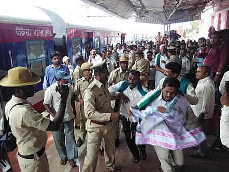 ಶಿಡ್ಲಘಟ್ಟದಲ್ಲಿ ಮಂಗಳವಾರ ರೈಲು ತಡೆ ನಡೆಸಲು ಮುಂದಾದ ರೈತರು– ರೀಲರ್ಗಳನ್ನು ಪೊಲೀಸರು ತಡೆಯಲು ಯತ್ನಿಸಿದರು.