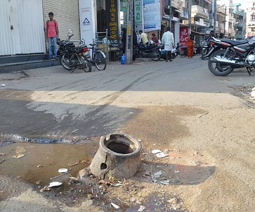 ಮಂಡ್ಯದ ಪೇಟೆ ಬೀದಿಯ ಕಾಮನಗುಡಿ ವೃತ್ತದ ಮಧ್ಯೆ ಅಪಾಯಕಾರಿಯಾಗಿ ರಸ್ತೆಯ ಮಧ್ಯದಲ್ಲಿ ನೀರು ಪೂರೈಸುವ ವಾಲ್ವ್ಗೆ ಇರುವ ಕಬ್ಬಿಣ ಪೈಪ್್