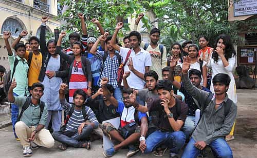 ಮೈಸೂರಿನ ಸಯ್ಯಾಜಿರಾವ್‌ ರಸ್ತೆಯಲ್ಲಿರುವ ಚಾಮರಾಜೇಂದ್ರ ದೃಶ್ಯಕಲಾ ಕಾಲೇಜನ್ನು (ಕಾವಾ) ಬನ್ನೂರು ರಸ್ತೆಯ ನೂತನ ಕಟ್ಟಡಕ್ಕೆ ಸ್ಥಳಾಂತರಿಸುವುದಕ್ಕೆ ವಿರೋಧ ವ್ಯಕ್ತಪಡಿಸಿದ ವಿದ್ಯಾರ್ಥಿಗಳು ಗುರುವಾರ ಪ್ರತಿಭಟನೆ ನಡೆಸಿದರು