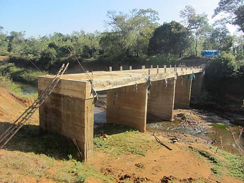 ನಾಪೋಕ್ಲುವಿನ ಬೇತು ಗ್ರಾಮದಿಂದ ಬಲಮುರಿ ಗ್ರಾಮಕ್ಕೆ ಸಂಪರ್ಕ ಕಲ್ಪಿಸಲು ಮಕ್ಕಿಕಡು ಎಂಬಲ್ಲಿ ನಿರ್ಮಾಣಗೊಳ್ಳುತ್ತಿರುವ ಸೇತುವೆ