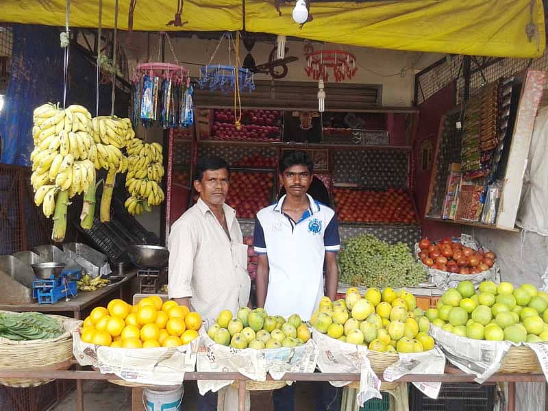 ತಂದೆಯೊಂದಿಗೆ ಹಣ್ಣಿನ ವ್ಯಾಪರದಲ್ಲಿ ತೊಡಗಿರುವ ಬಾಣಾವರದ ಬಿ.ಎಂ. ಧನುಷ್‌