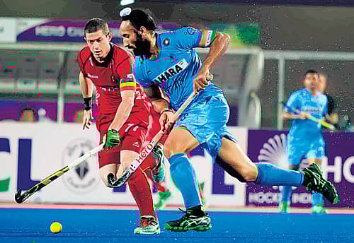 ಎಫ್‌ಐಎಚ್‌ ವಿಶ್ವ ಲೀಗ್‌ ಸೆಮಿಫೈನಲ್‌ ಅಭ್ಯಾಸ ಪಂದ್ಯದಲ್ಲಿ ಗೆಲುವು ದಾಖಲಿಸಿದ ಭಾರತ ಪುರುಷರ ತಂಡದ ಆಟಗಾರರು ಚೆಂಡಿನ ಮೇಲೆ ಹಿಡಿತ ಸಾಧಿಸಲು ಪೈಪೋಟಿ ನಡೆಸಿದ ಕ್ಷಣ